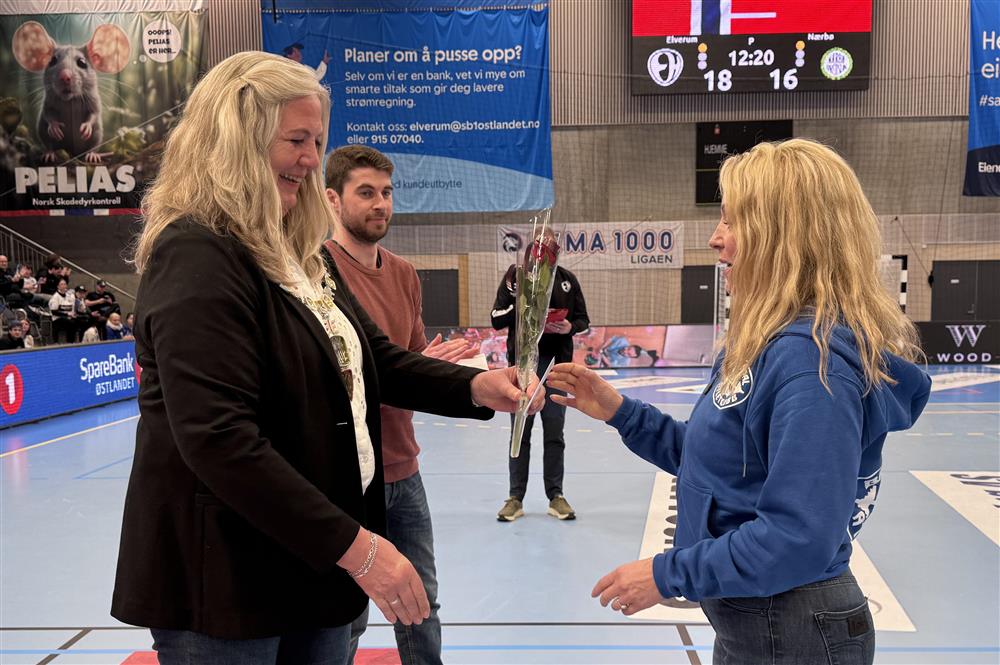 To personer som håndhilser i en idrettshall. - Klikk for stort bilde