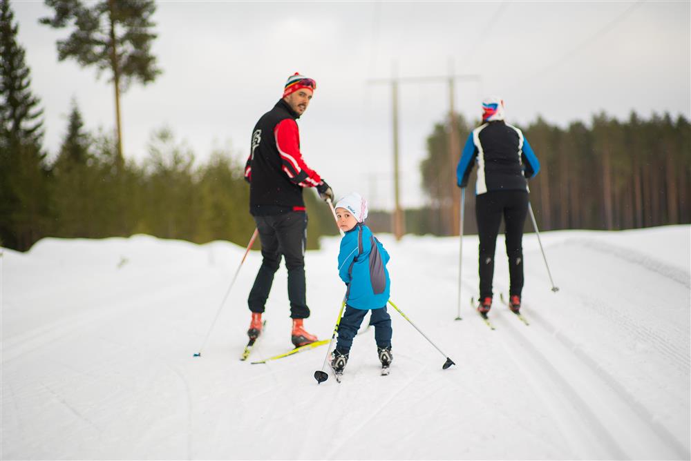 Tre personer som går på ski. - Klikk for stort bilde