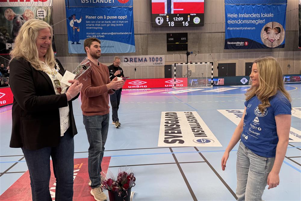 To personer som håndhilser i en idrettshall. - Klikk for stort bilde