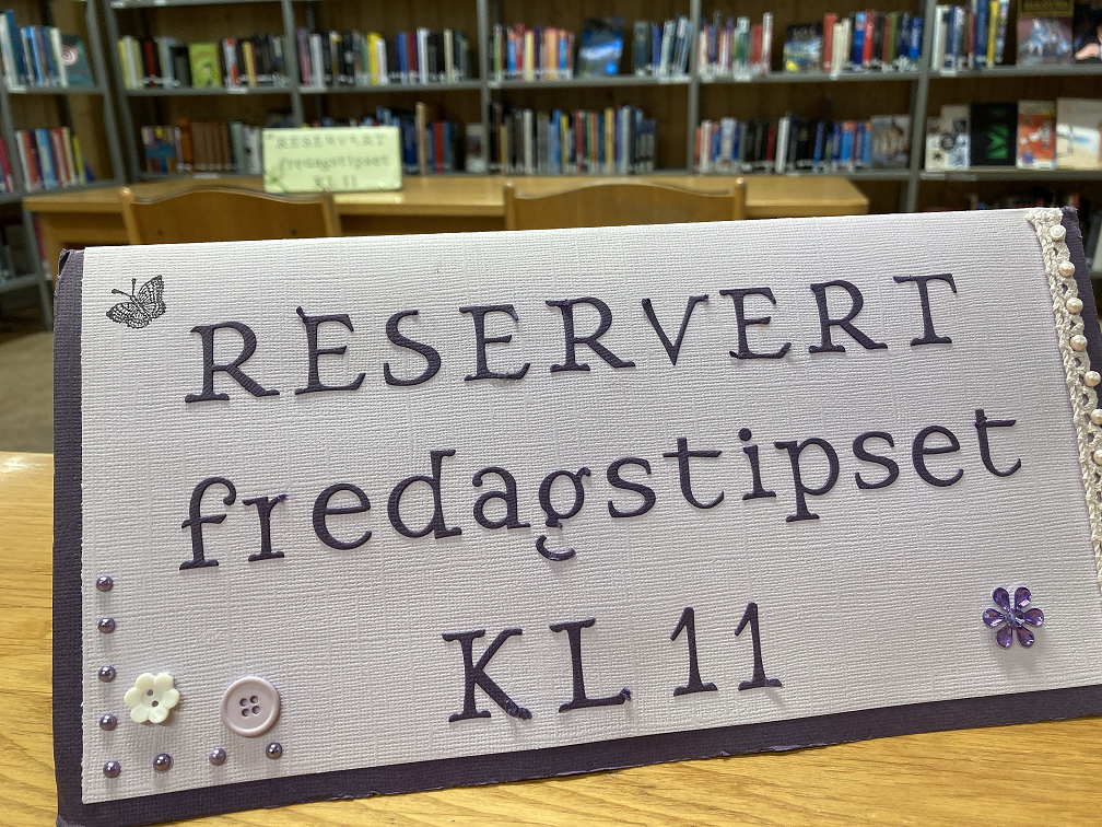 (Illustrasjonsbilde) En plakat står på et bord med teksten "Reservert fredagstipset kl. 11.