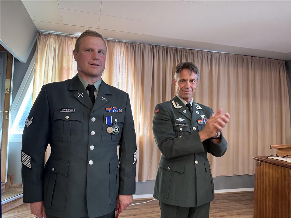 To menn i uniform med medaljer på brystet. - Klikk for stort bilde